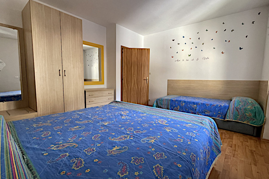 stanza matrimoniale con letto singolo appartamento Farfalle con camera matrimoniale e letto singolo