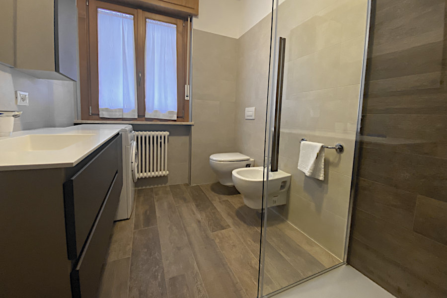 locale bagno appartamento Pesco con lavatrice bagno appartamento Pesco completo di lavatrice
