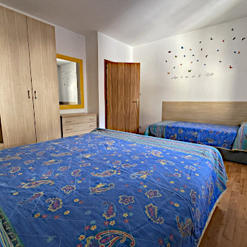 Appartamento Farfalle con camera matrimoniale e letto singolo Camera matrimoniale con letto singolo dell'appartamento Farfalle