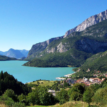 vacanze al lago di Molveno panorama sul lago di Molveno